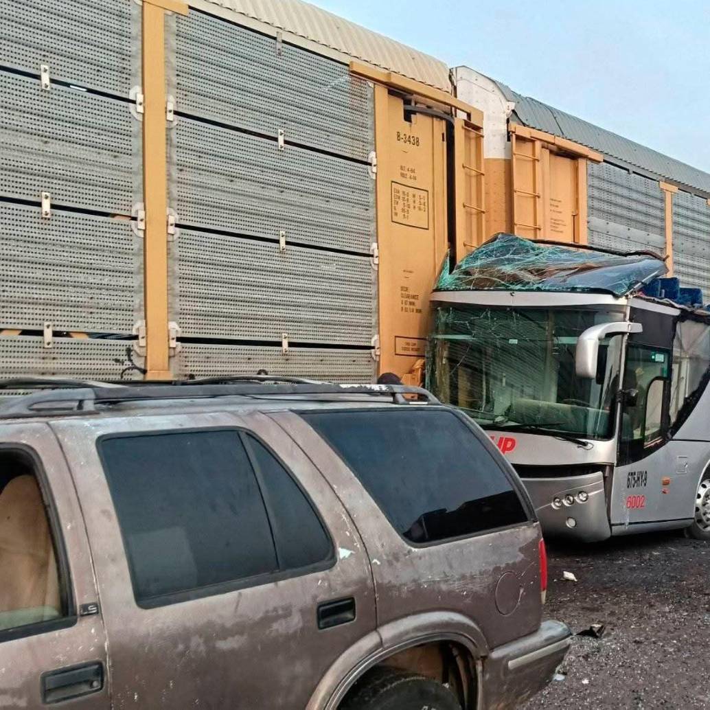 Este es el bus de dos pisos que fue arrollado por un tren en la zona industrial de Atlacomulco, en México. FOTO: Tomada de X @TrianguloRojo01