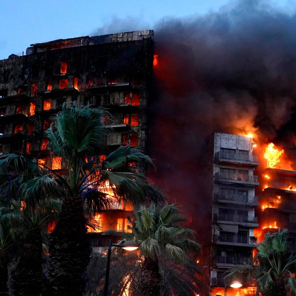 <span class="mln_uppercase_mln">El</span><b><span class="mln_uppercase_mln"> incendio está consumiendo un edificio residencial de 14 pisos en España. Foto: GETTY</span></b>
