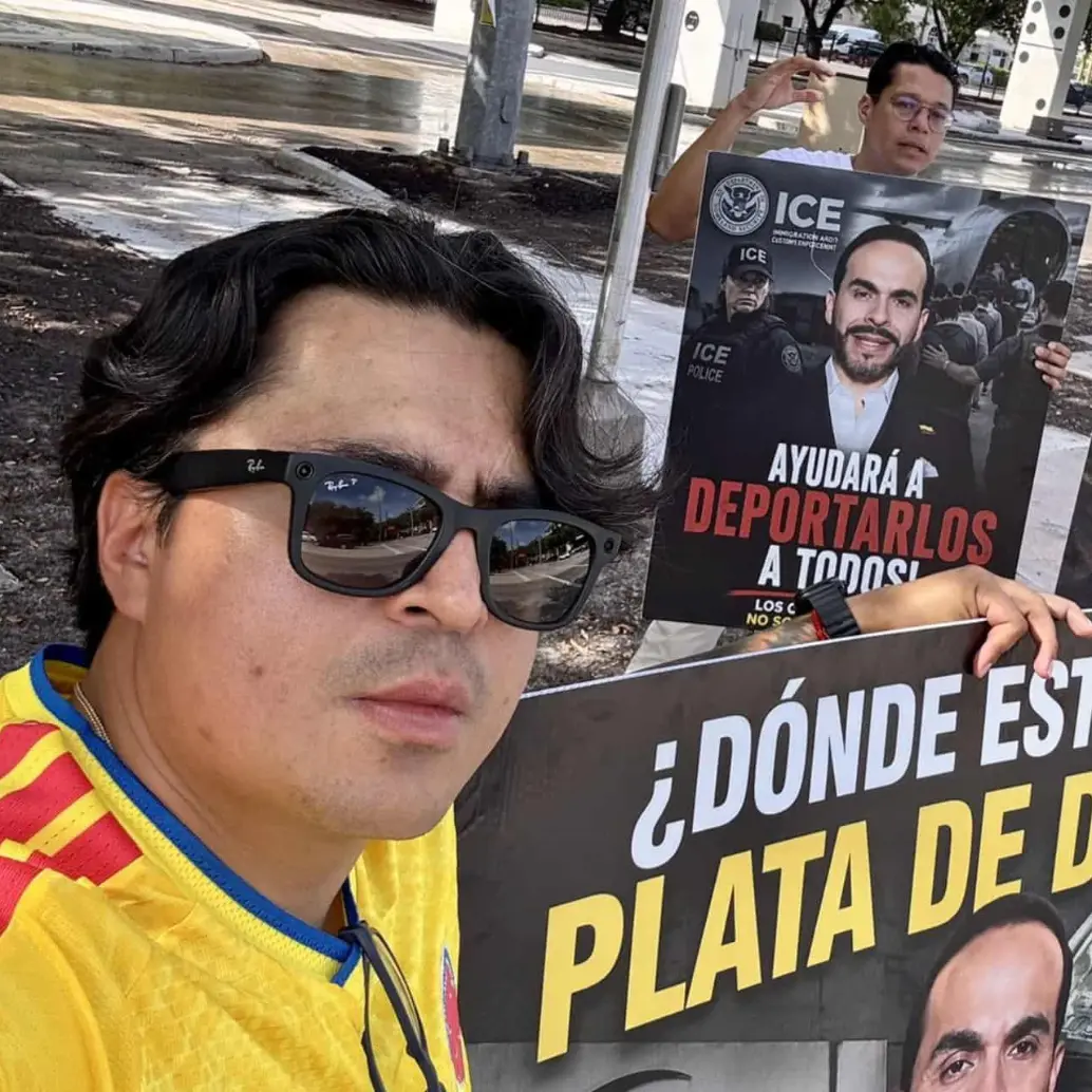 El activista cercano al Pacto Histórico, Beto Coral, mostrando afiches contra De la Espriella en Miami. Foto: Redes sociales.