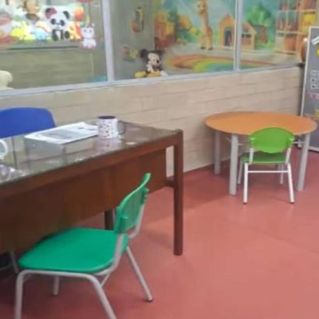 Imagen compartida en el Concejo de Envigado que muestra el puesto de estudio de una estudiante con síndrome de Down, excluida de sus compañeros. FOTO: imagen tomada de redes.