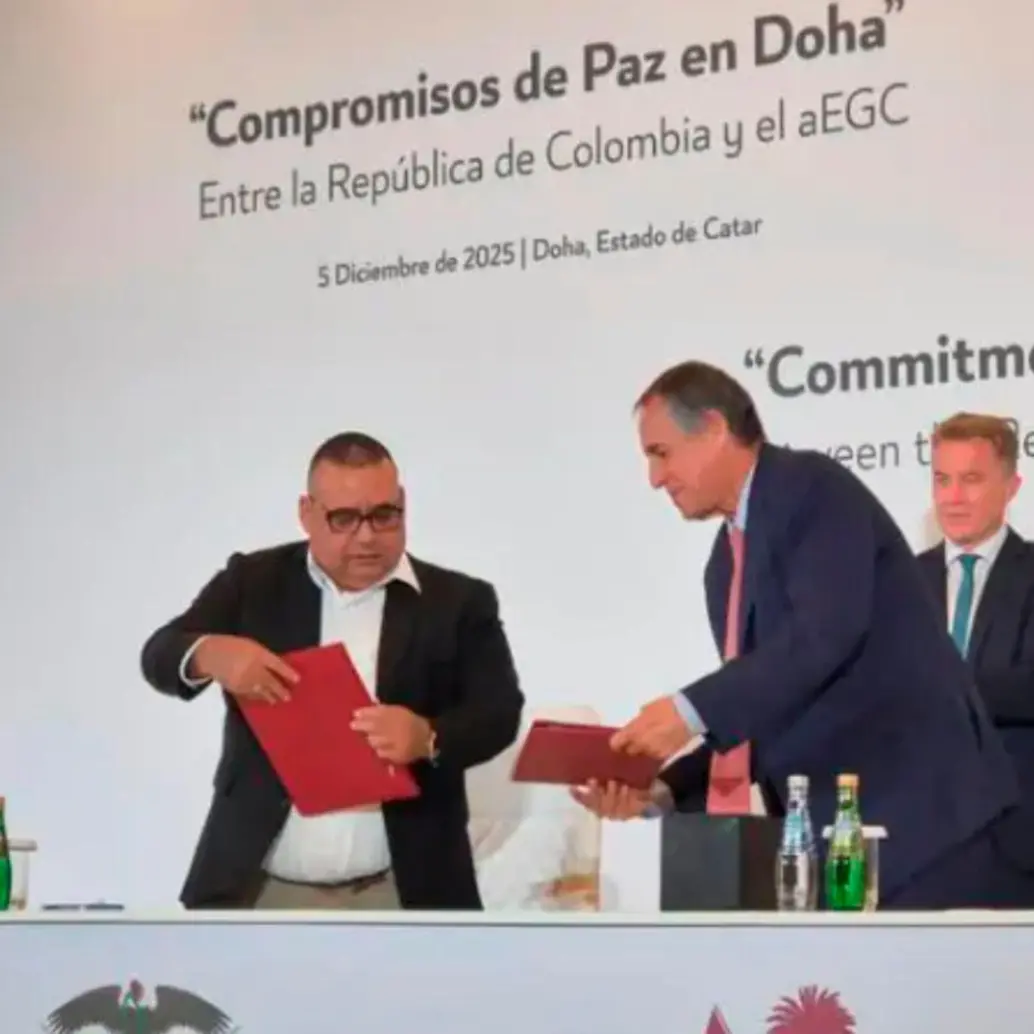 El jefe negociador del Clan del Golfo, Luis Pérez Castañeda (alias Jerónimo); y del Gobierno Álvaro Jiménez Millán. FOTO: Cortesía Presidencia