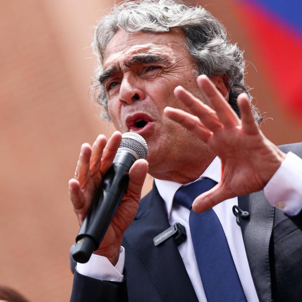 Con un mensaje contundente, aseguró que no se dejará sacar de la contienda y arremetió contra las “jaulas” de los extremos. FOTO: Colprensa