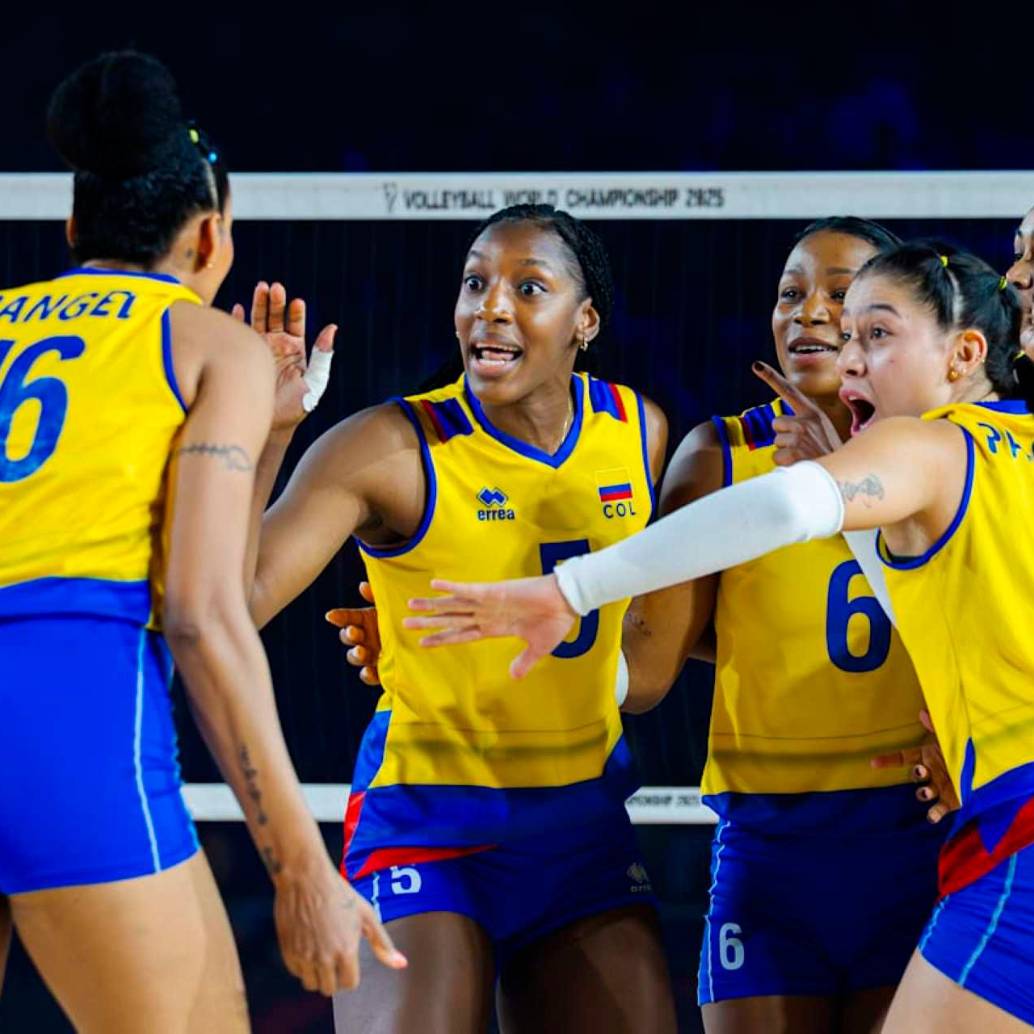 Las integrantes de la Selección Colombia en uno de los momentos del duelo contra República Dominicana. FOTO CORTESÍA @volleyballworld