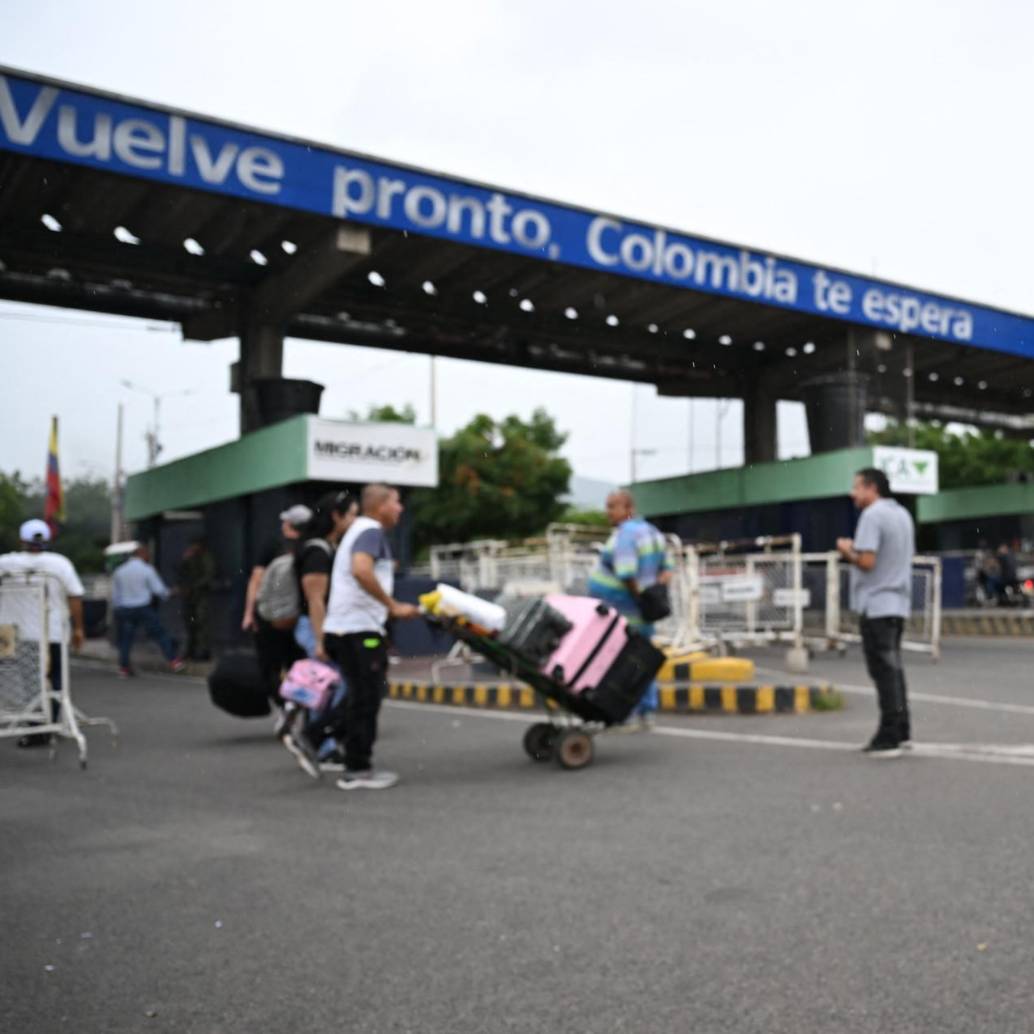 La tensión en la frontera de Colombia con Venezuela sigue aumentando en medio de la incertidumbre en la que están los venezolanos y los periodistas que han sido detenidos tras la caída de Maduro. FOTO: AFP