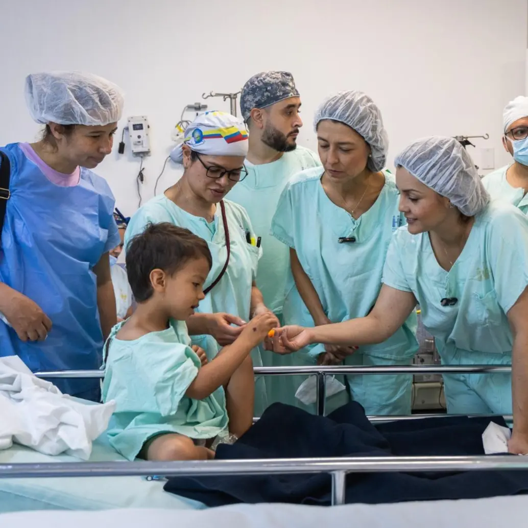 Uno de los niños beneficiados durante la jornada de cirugías realizadas en el Hospital General gracias al apoyo de la Misión Manos a la Obra, la alcaldía de Medellín y la empresa privada. FOTO: Cortesía