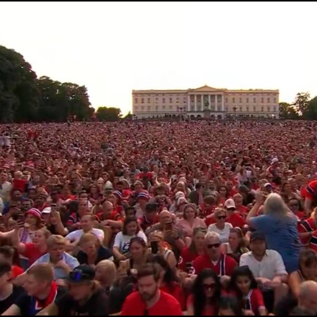 Más de 90.000 aficionados recibieron a la selección de Noruega en Oslo. FOTO: <b>Captura</b>