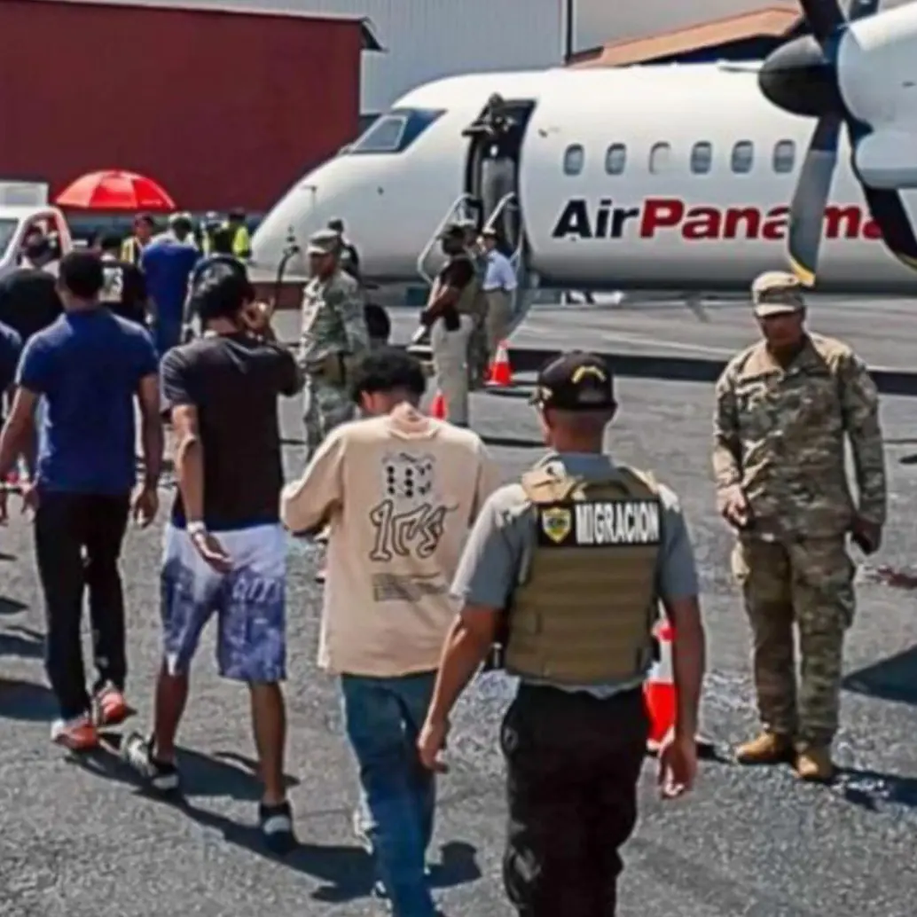 Los 56 colombianos aterrizaron en el aeropuerto José María Córdova en Rionegro. Foto: Migración Panamá