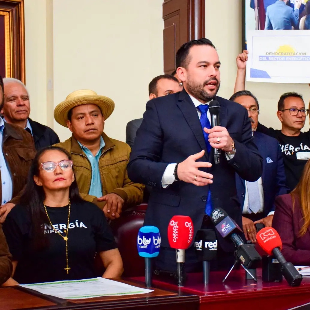 El ministro de Energía, Edwin Palma, radicó ante la Comisión Quinta de la Cámara de Representantes el proyecto de ley “Regulación Justa y Democratización del Sector Energético”. FOTO tomada de X