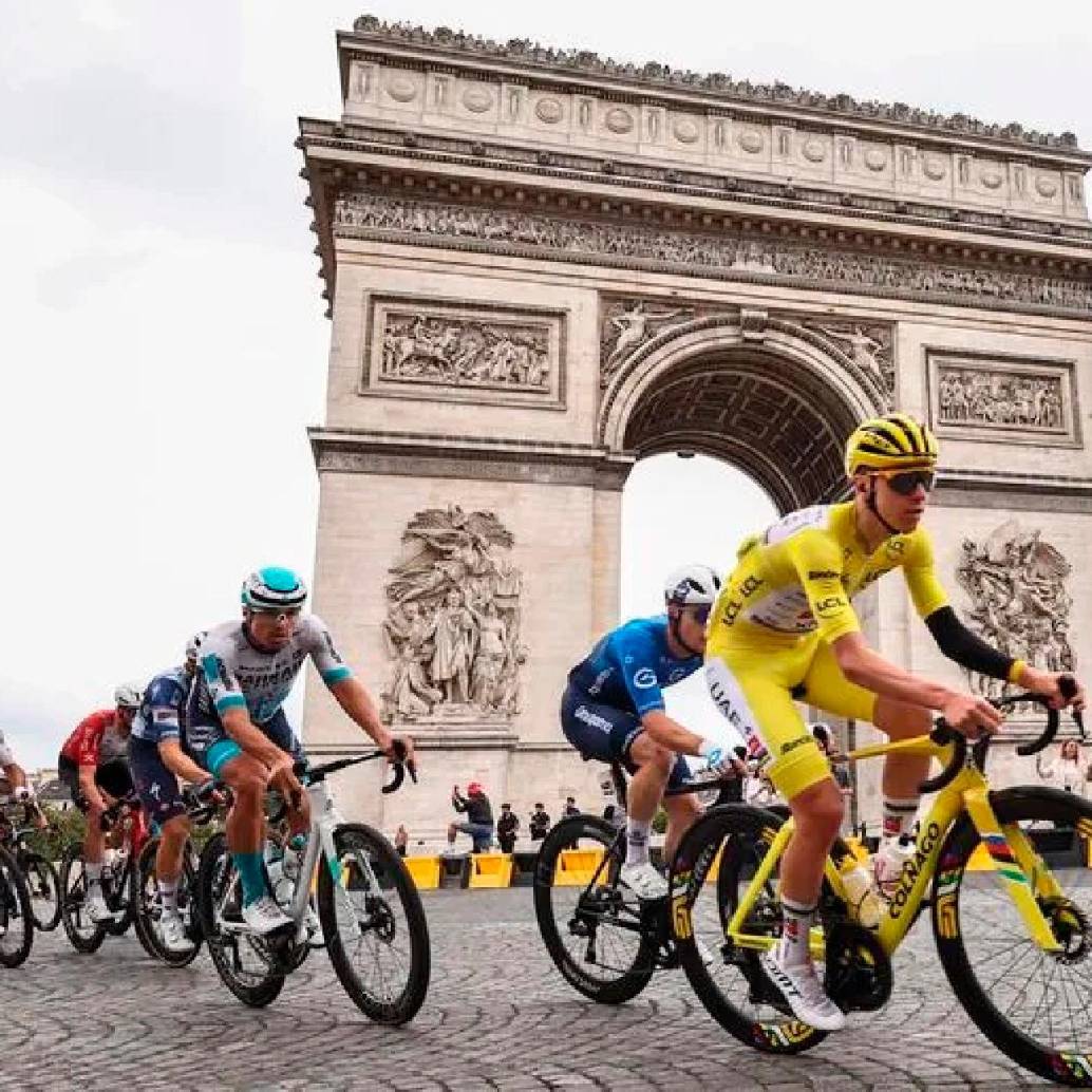 Tadej Pogacar, de 27 años y ya es considerado, por muchos, como el mejor ciclista de la historia. FOTO: AFP