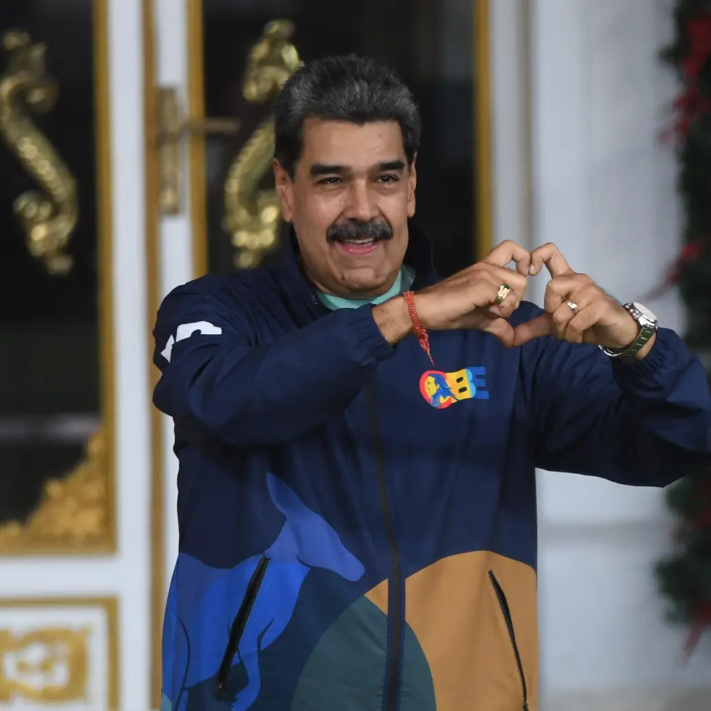 El presidente venezolano, Nicolás Maduro, gesticula durante un acto por el Día del Estudiante Venezolano, en Caracas, Venezuela, el 21 de noviembre de 2025. Los estudiantes venezolanos se movilizaron el viernes en Caracas para celebrar su día y en defensa de la paz y la educación. FOTO: <i>Xinhua</i>