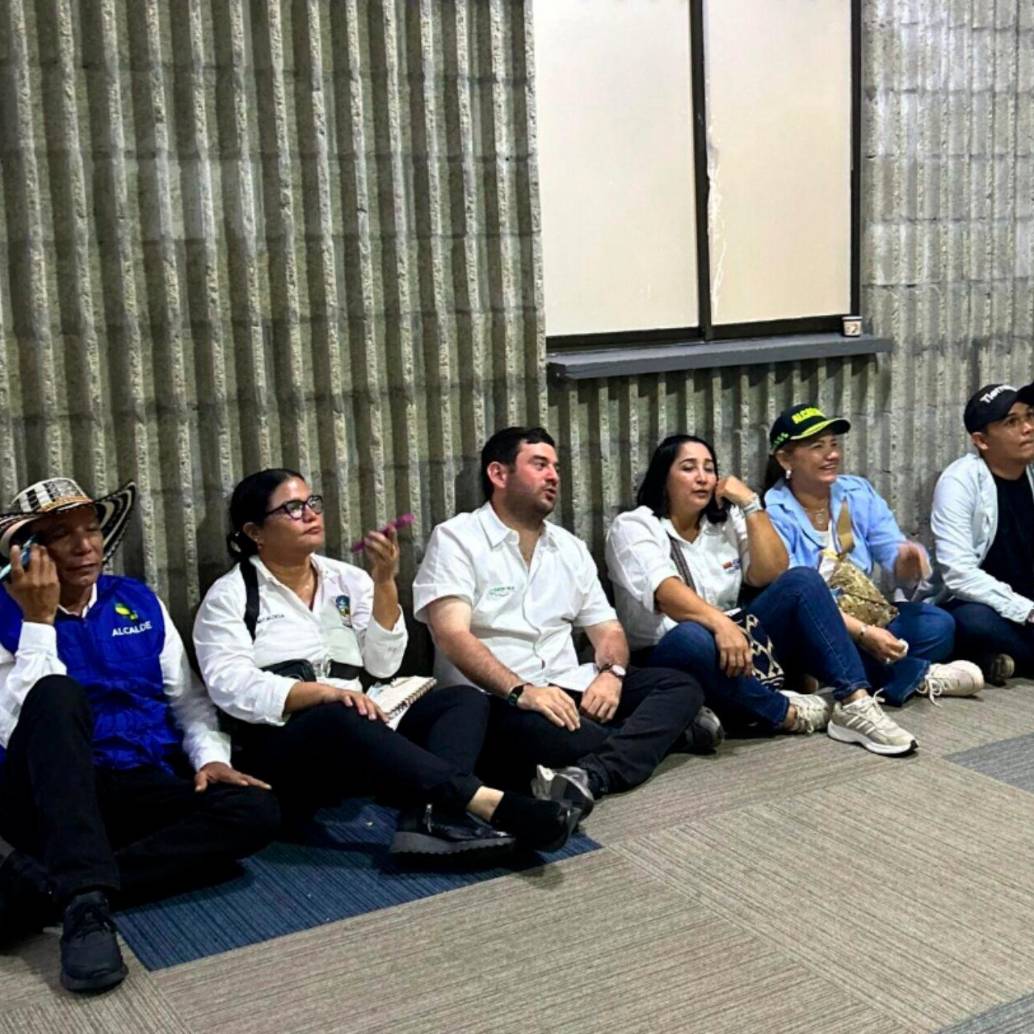 Estos son algunos de los alcaldes de Córdoba que esperaron por ser escuchados por el presidente Petro en Montería. FOTO: Cortesía La Razón de Córdoba