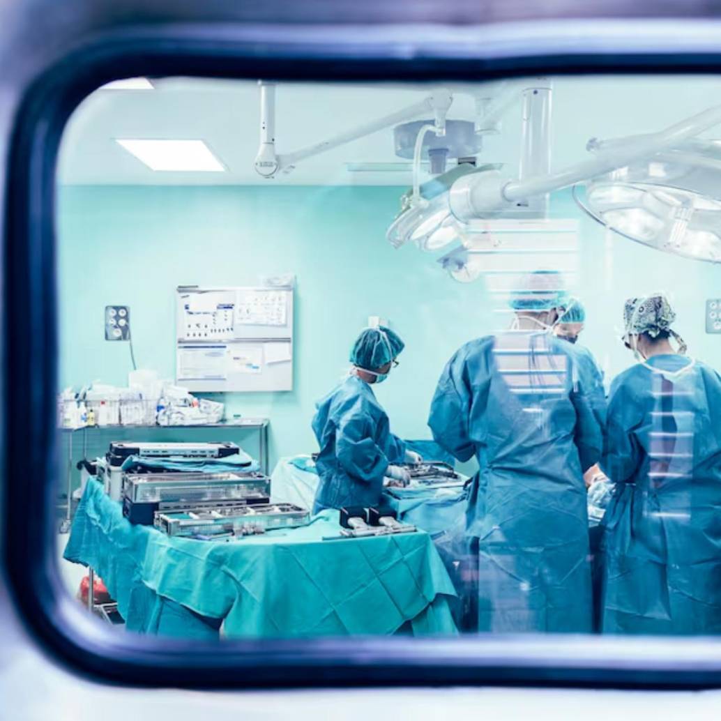 Las enfermeras relataron a la policía numerosos comportamientos extraños e indebidos que les sorprendieron durante la operación a una paciente por parte del médico cirujano. FOTO: Getty