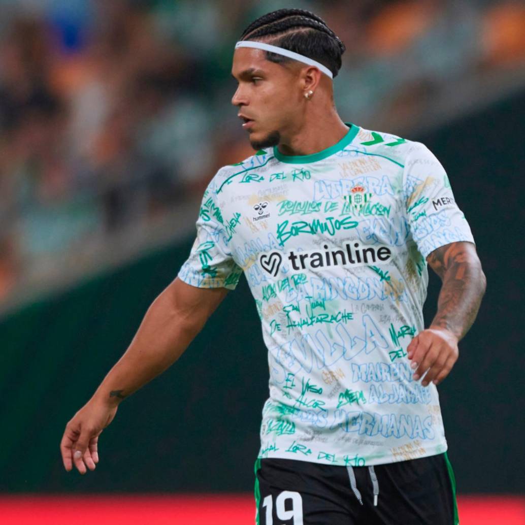 El delantero risaraldense Juan Camilo Hernández, de 26 años, llegó al Real Betis a inicios del 2025. FOTO: TOMADA DEL X DE @RealBetis