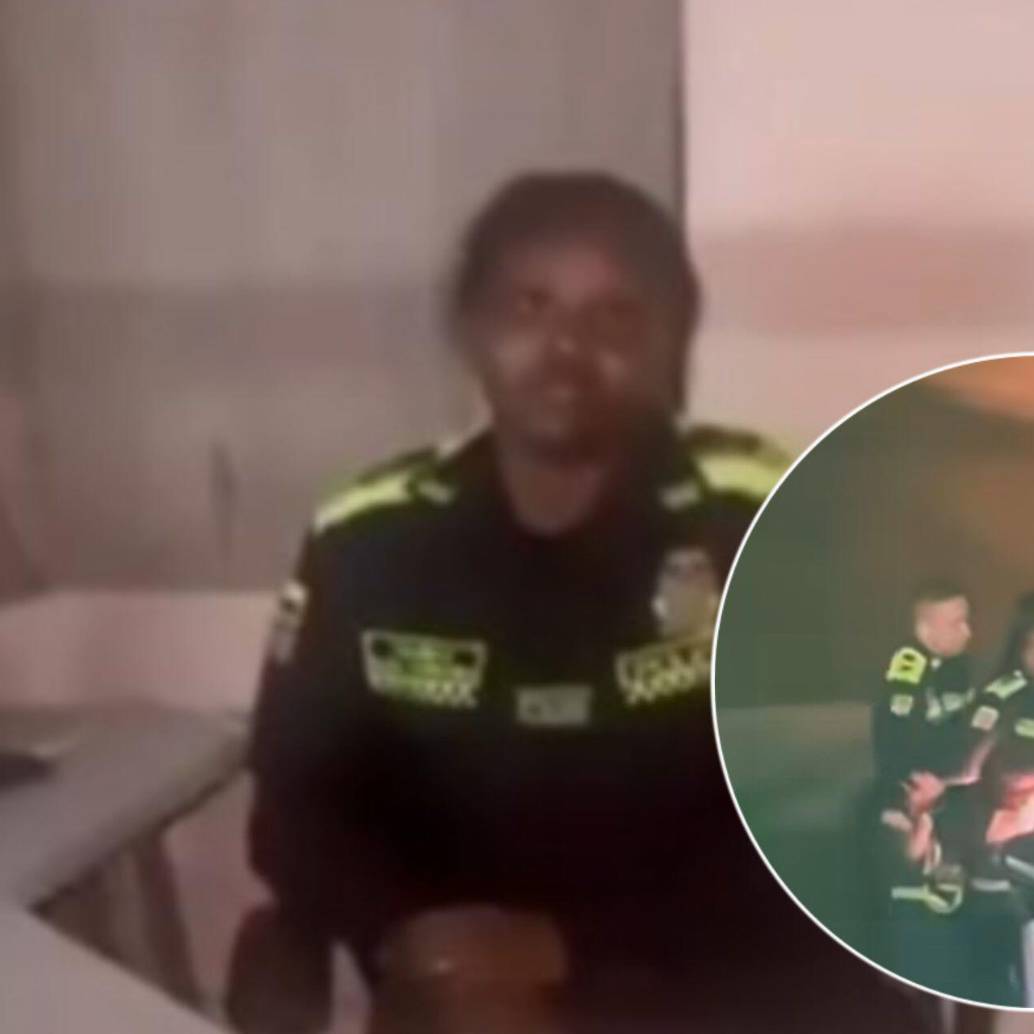 En medio de una revista, un oficial le llamó la atención a una patrullera porque según él, ella no estaba peinada. Foto: captura de video redes sociales