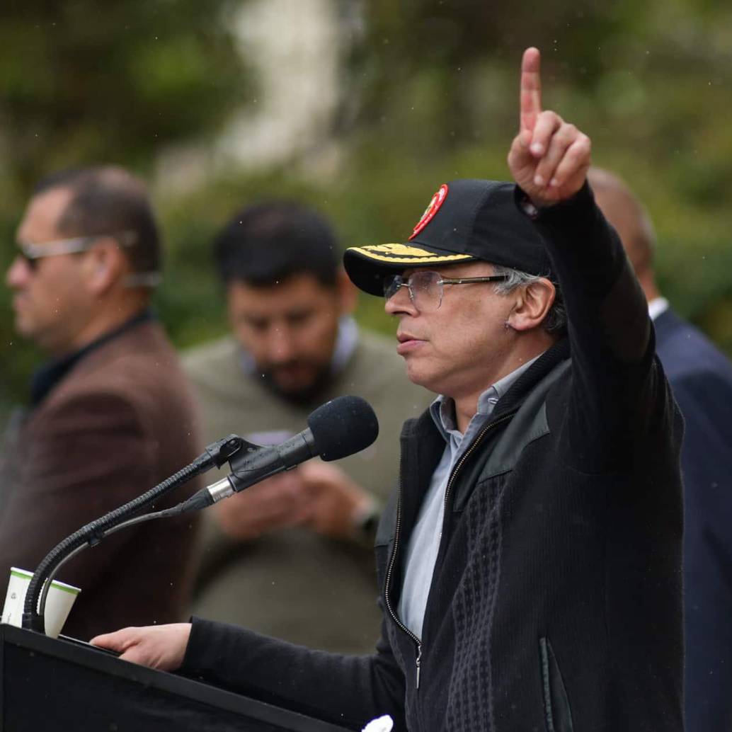 Señala a la extrema derecha, al narcotráfico y a un representante de EE. UU. como parte de una supuesta conspiración para silenciarlo. Sus advertencias, cargadas de dramatismo, han sido calificadas por algunos expertos como infundadas y peligrosas. FOTO: PRESIDENCIA