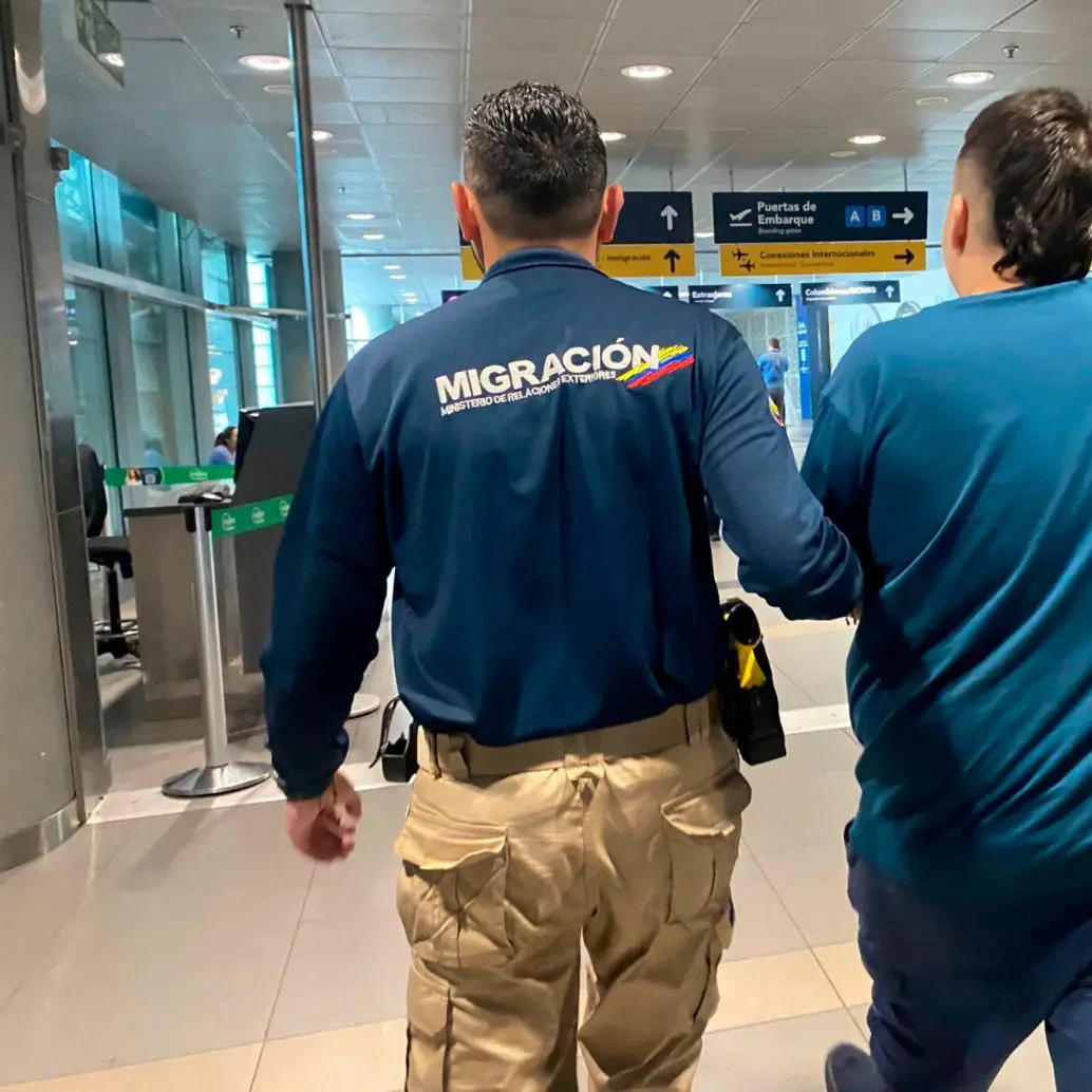 El colombiano fue detenido por Migración Colombia una vez aterrizó en el aeropuerto El Dorado de Bogotá. FOTO: Tomada de X @MigracionCol