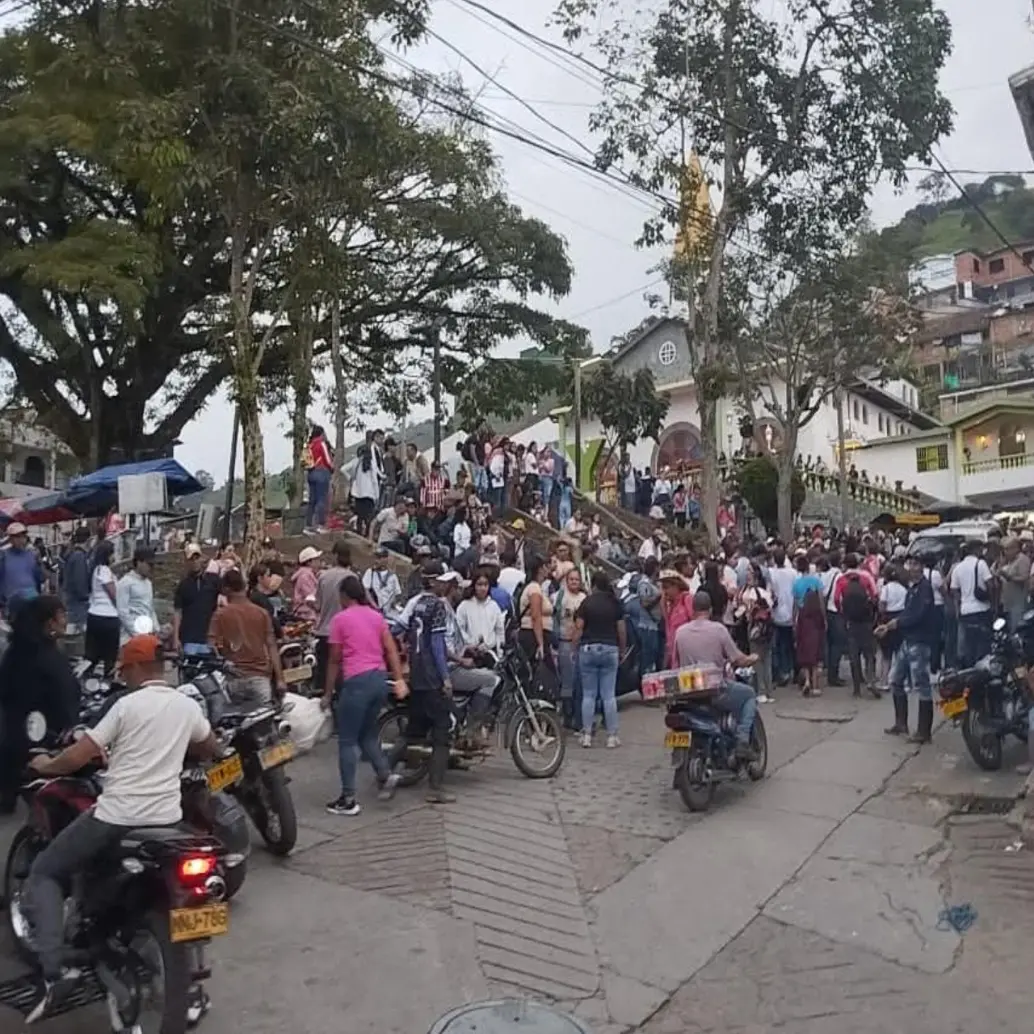 Llegada de desplazados al casco urbano de Briceño. FOTO: imagen tomada de redes