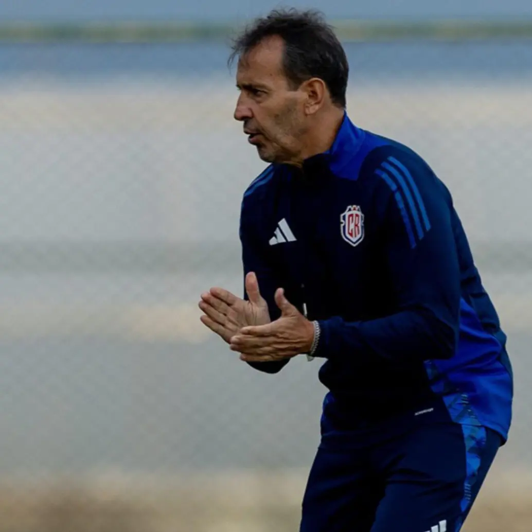 Fernando “Bocha” Batista es el entrenador de Costa Rica. Foto: @tomfonseca
