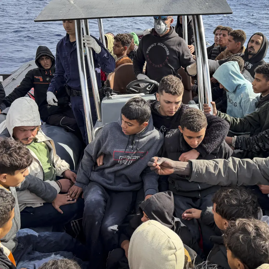 Residentes locales colaboran con la Guardia Costera griega en su operación de rescate, navegan hacia la costa sur de la isla de Creta, el 18 de noviembre de 2025, a bordo de una lancha neumática con migrantes rescatados en alta mar mientras intentaban cruzar el Mediterráneo. FOTO AFP