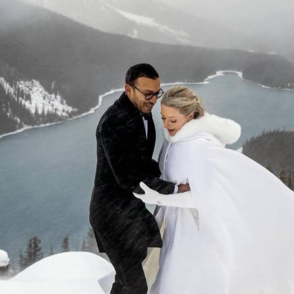 La ceremonia se llevó a cabo en el impresionante Peyto Lake Viewpoint, ubicado en el Parque Nacional Banff, en Alberta, Canadá. FOTO: Tomada de redes sociales @bdfk_photography