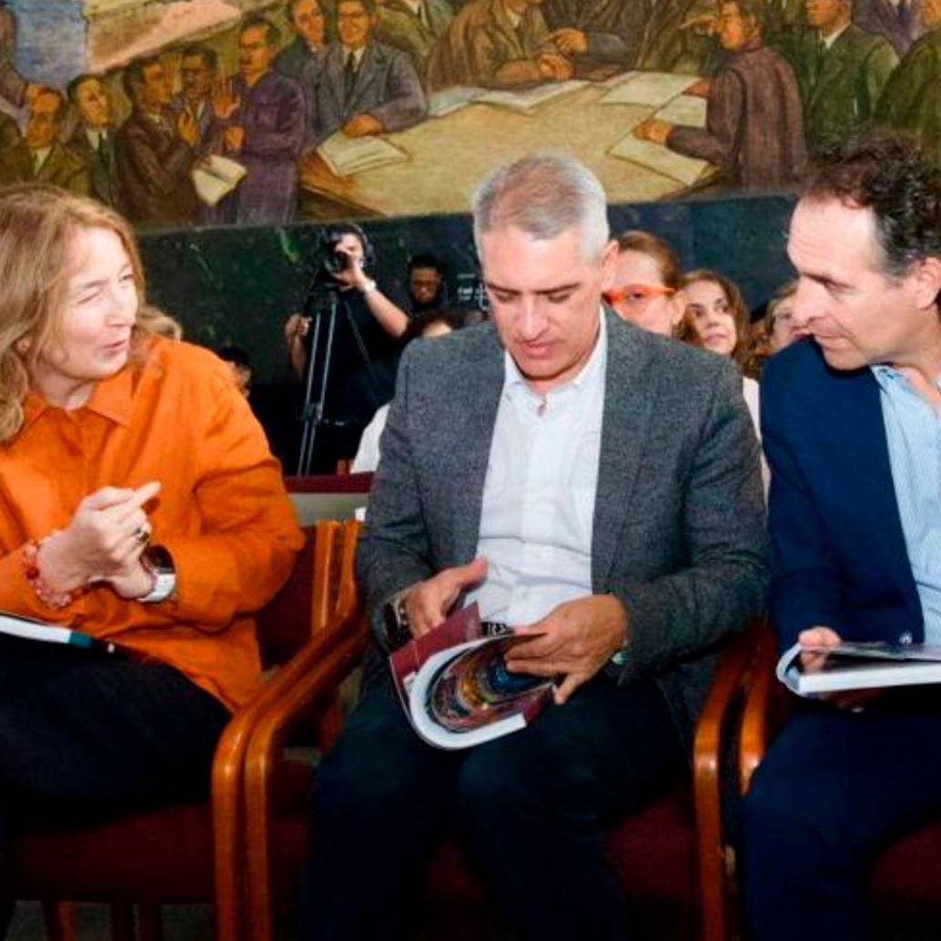 La directora de EL COLOMBIANO, Luz María Sierra, junto al gobernador de Antioquia, Andrés Julián Rendón, y el alcalde de Medellín, Federico Gutiérrez. FOTO: Tomada de X @FicoGutierrez