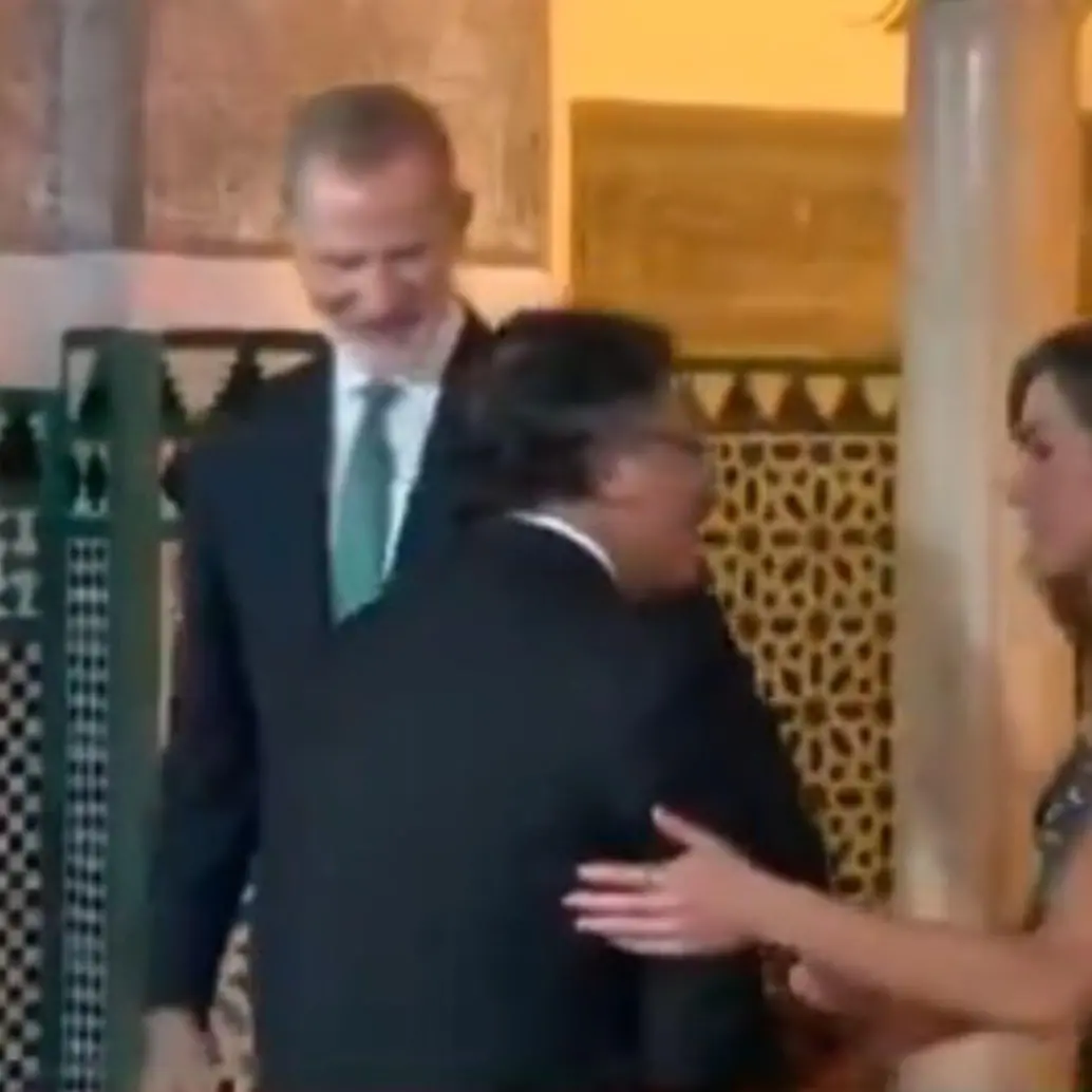 El presidente Gustavo Petro intentó romper el protocolo al momento de saludar a la reina Letizia de España. Foto: Captura de video