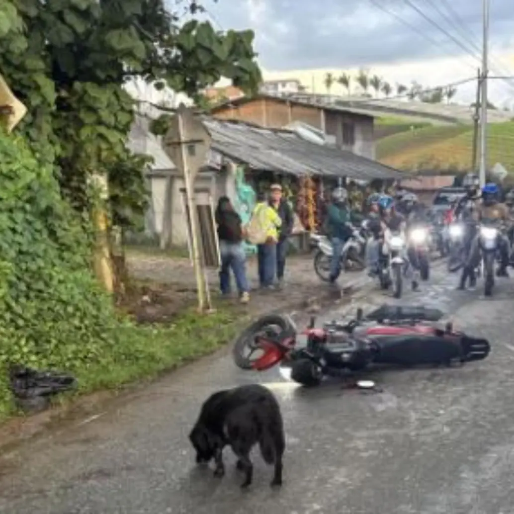 Imagen del lugar de los hechos donde quedó la moto de los delincuentes. FOTO: Cortesía