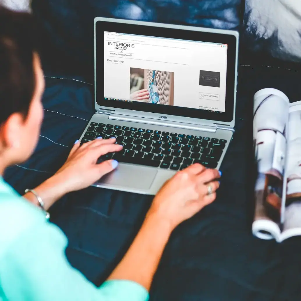 La búsqueda de empleo en Colombia ha migrado a plataformas digitales como LinkedIn y canales de WhatsApp informativos. FOTO: GETTY