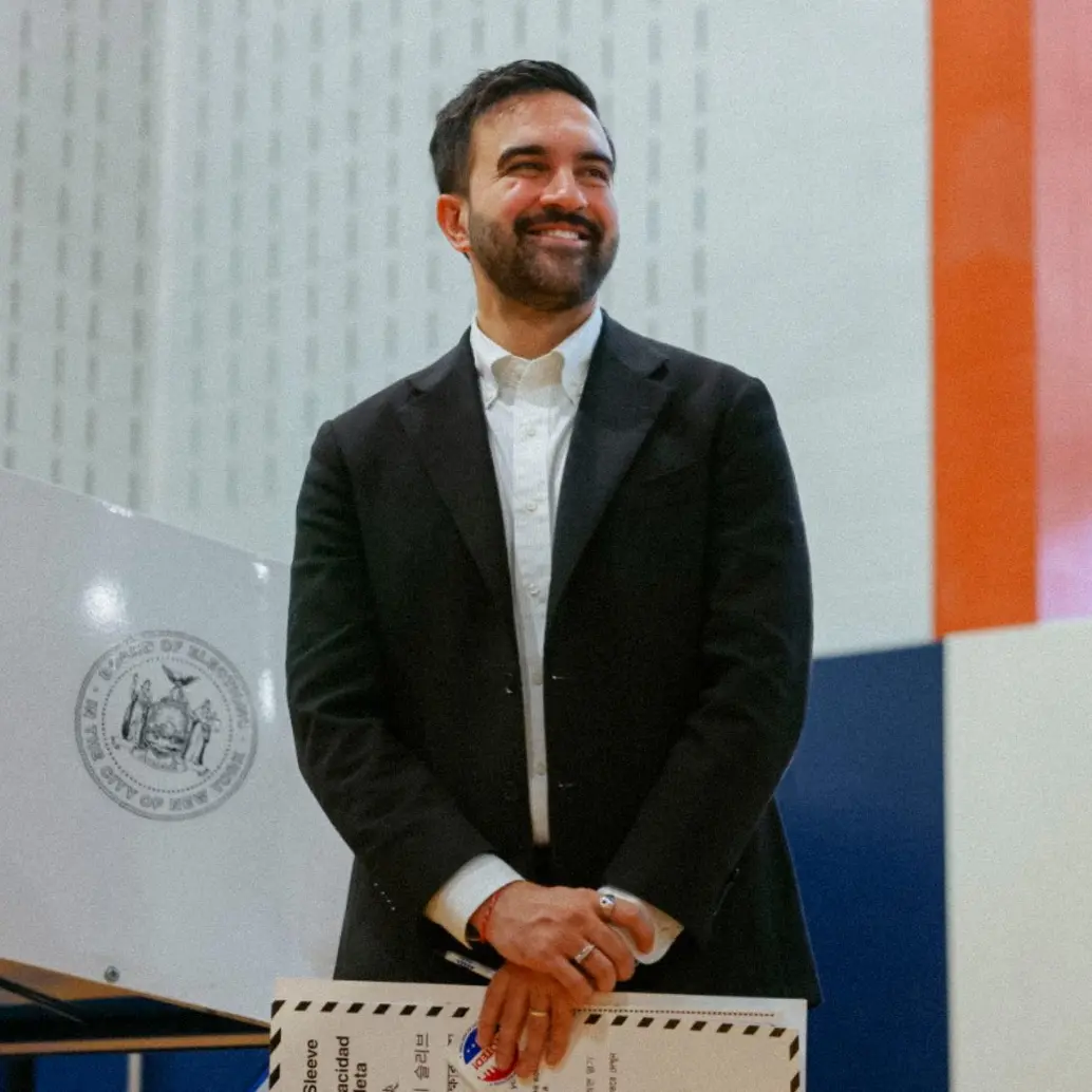 Zohran Mamdani venció al exgobernador Andrew Cuomo que, aunque también demócrata, se lanzó como independiente. FOTO: Tomada de X @ZohranKMamdani