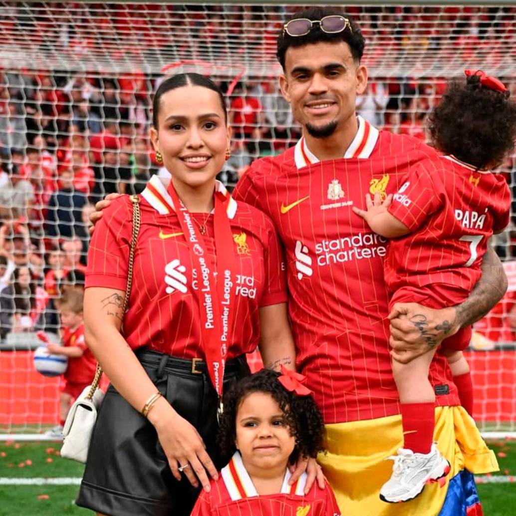 Geraldine Ponce y Luis Díaz en la celebración del título de Liverpool en el estadio de Anfield. FOTO: Tomada de Instagram @gera25ponce
