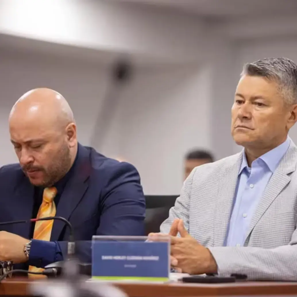 A la izquierda está David Herley Guzmán Ramírez, coronel retirado, hoy en juicio ante la JEP por presuntas ejecuciones extrajudiciales. FOTO: JURISDICCIÓN ESPECIAL PARA LA PAZ.