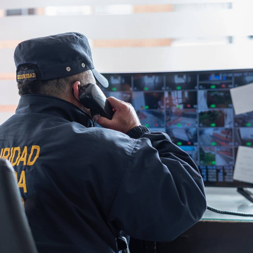 En Colombia existen alrededor de 1.500 empresas de vigilancia que generan cerca de 387.000 empleos directos, de los cuales 348.300 son vigilantes y celadores operativos. Foto: Juan Antonio Sánchez 