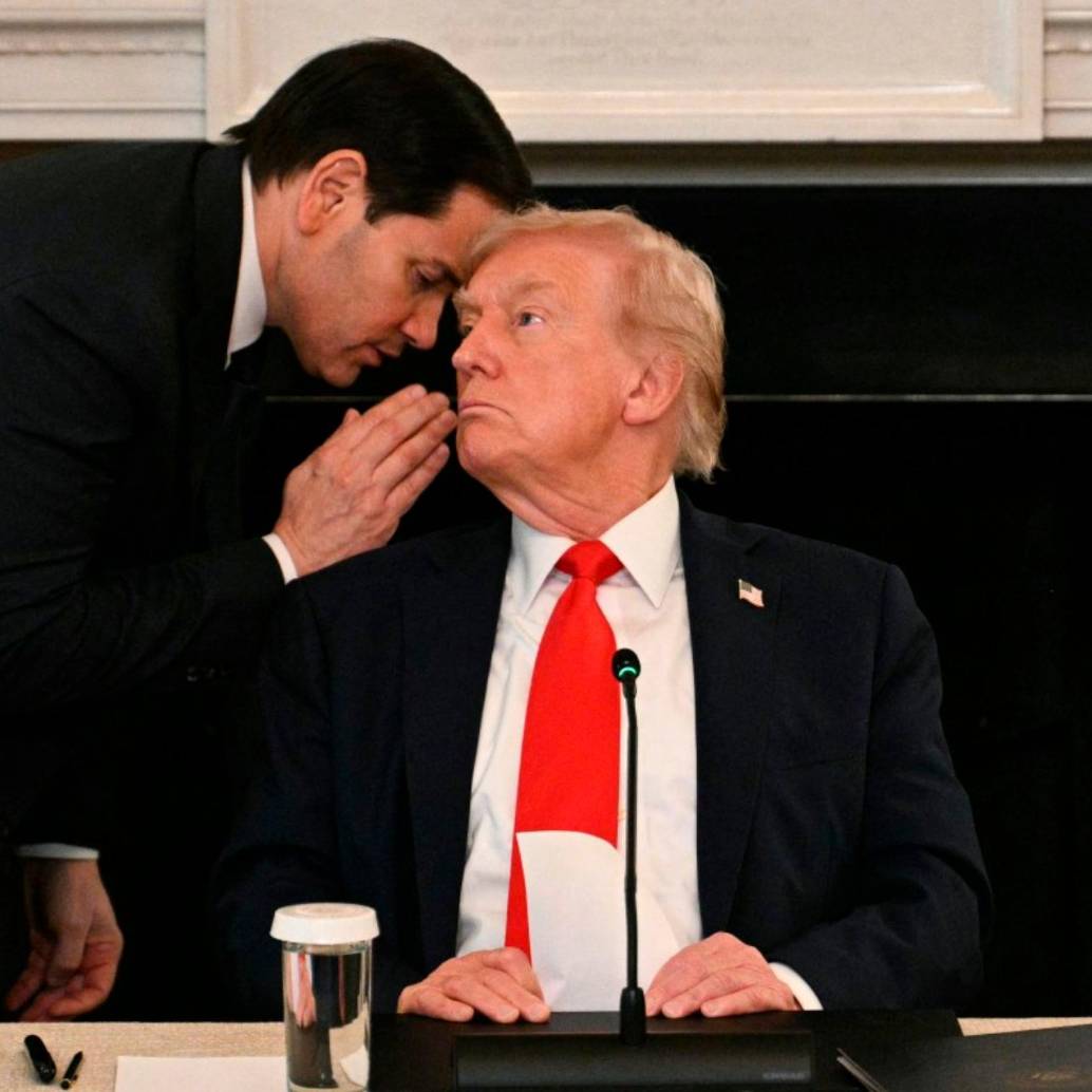 El momento en el que Marco Rubio le cuenta a Donald Trump sobre el acuerdo de la primera fase del plan de paz entre Israel y Hamás. FOTO: AFP
