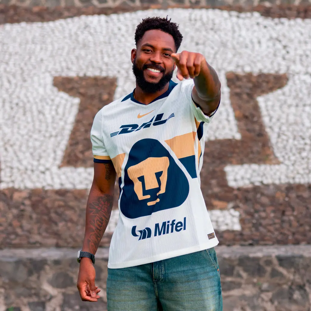 Álvaro Angulo portando su nueva camiseta, la de Pumas de México. FOTO @PumasMX