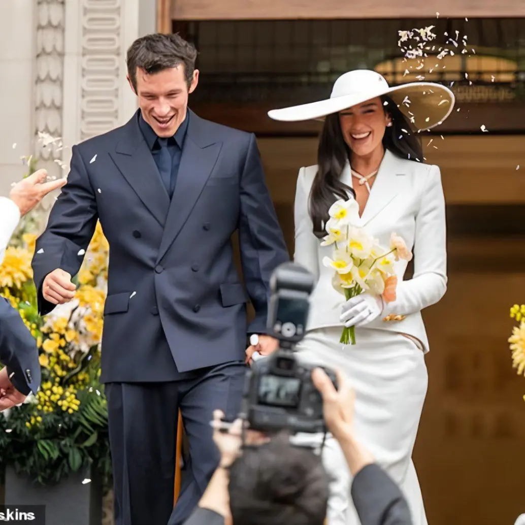 Dua Lipa lució un vestido blanco acompañado de un sombrero diseñado por la prestigiosa casa de moda Schiaparelli. Por su parte, Callum Turner vistió un elegante traje azul oscuro durante la ceremonia. Foto: Tomada de redes sociales
