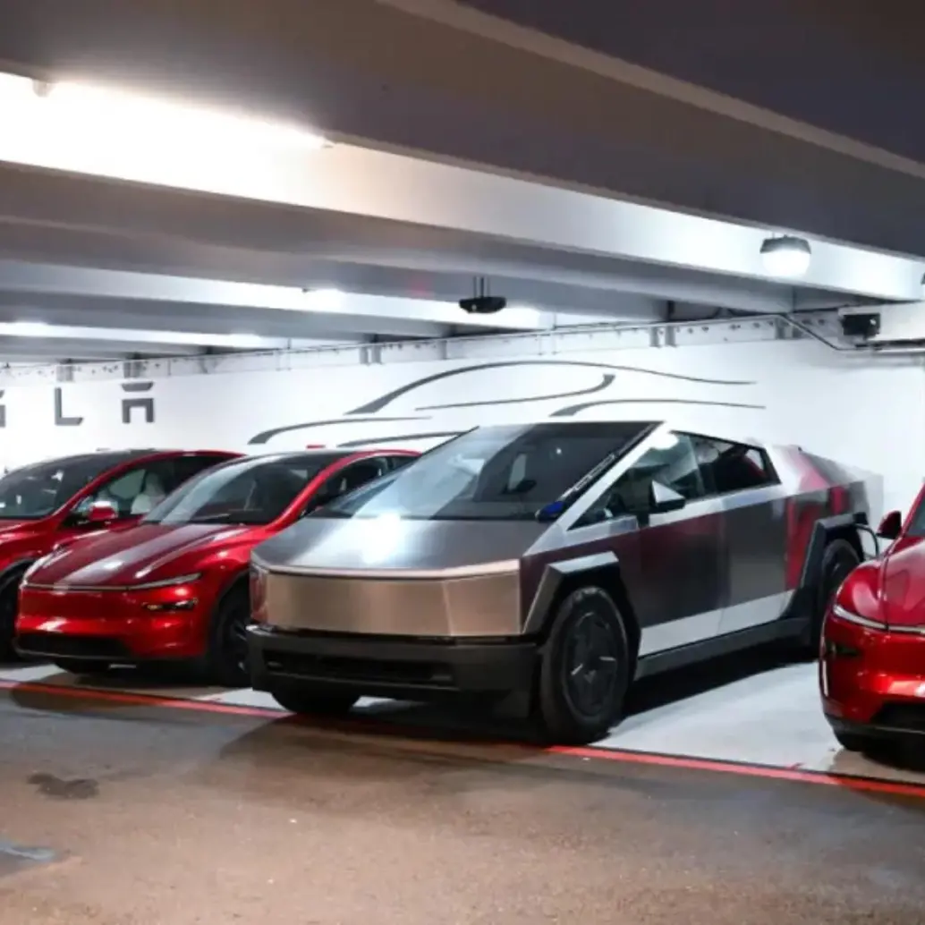 La decisión se tomó luego de que la National Highway Traffic Safety Administration (NHTSA) detectó un retraso en la activación de la cámara trasera. FOTO: Tesla