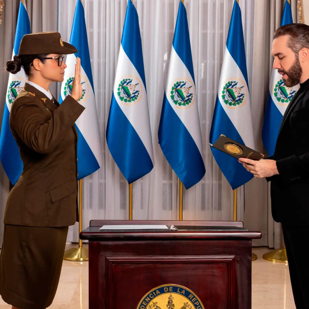 Las normas se implementarán por orden de la nueva ministra de Educación de El Salvador, la capitana Karla Trigueros. FOTO: Tomada de X @nayibbukele
