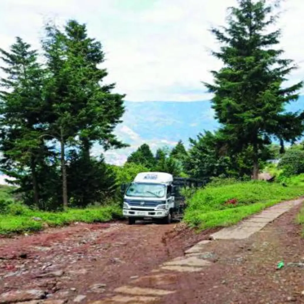 El carreteable ubicado a la derecha, por donde se observa el carro circulando, es la vía que comunica a Granizal con la autopista Medellín-Bogotá. Parte está pavimentada y parte aún destapada. FOTO: Manuel Saldarriaga.