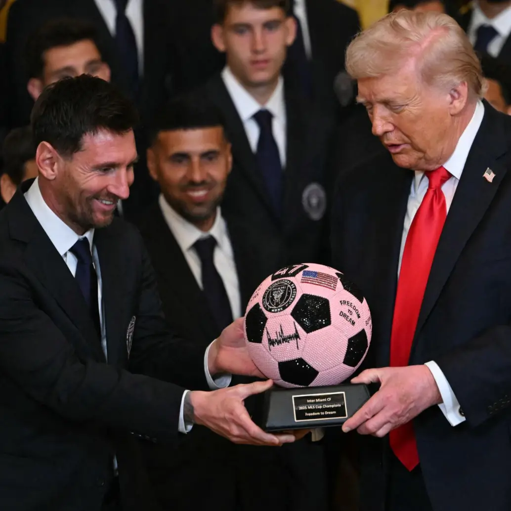 Después de ausentarse en la entrega de la Medalla de la Libertad en enero de 2025, el astro argentino de 38 años encabezó la visita del Inter Miami a la Casa Blanca de Donald Trump. FOTO: AFP