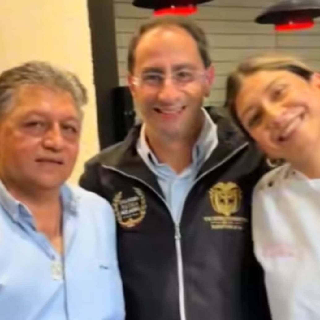 Susana, dueña del emprendimiento Klea en Medellín, junto a su padre, don Fernando, y el vicepresidente electo José Manuel Restrepo. Foto: Captura de video.
