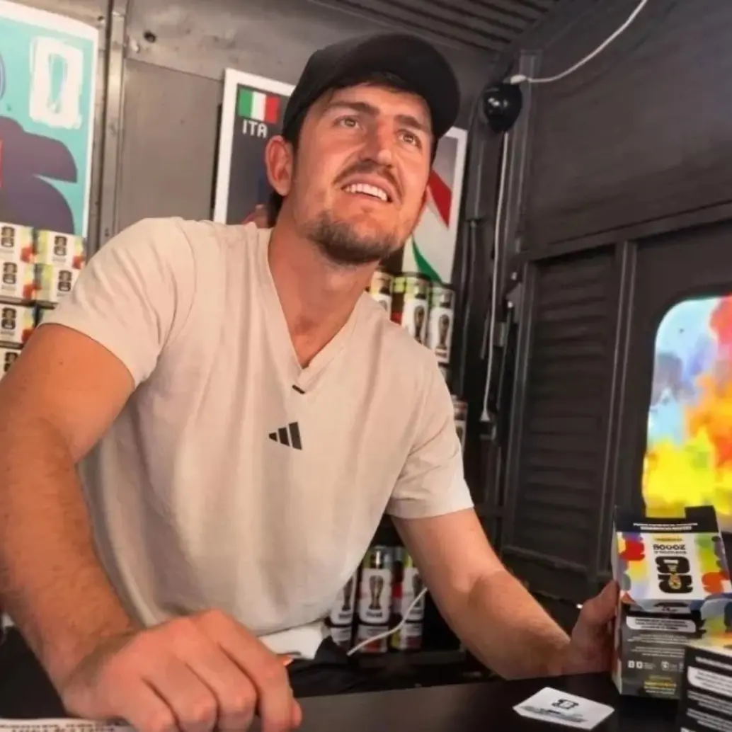 Mientras sus compañeros de selección se concentran para el Mundial 2026, Harry Maguire pasa sus días en el Rockefeller Center de Nueva York promocionando el álbum oficial del torneo. FOTO: Captura de video de redes sociales @AtaqueFutbolero