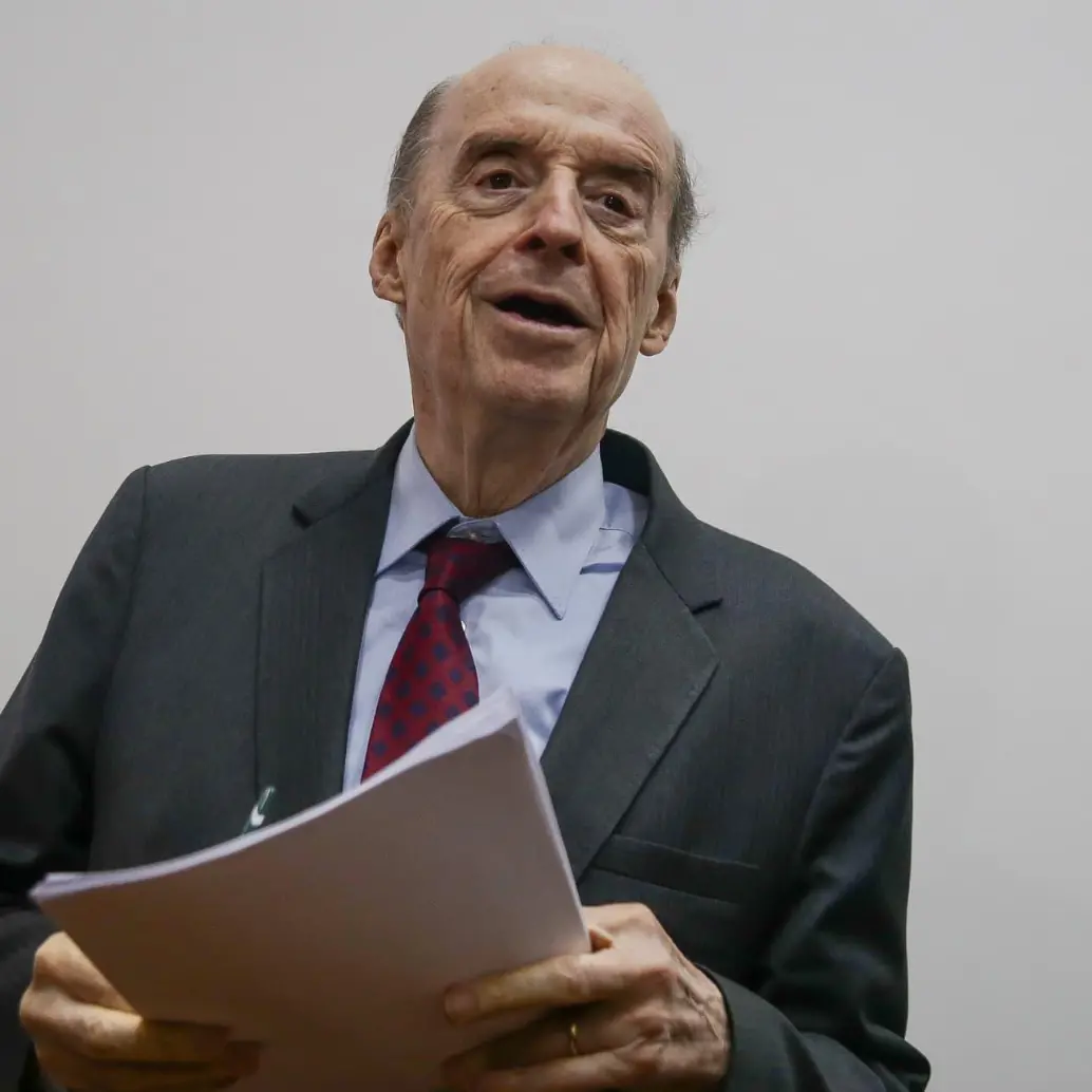 Excanciller Álvaro Leyva, imputado por lío de pasaportes.