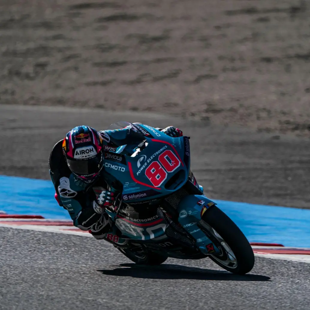 El motociclista colombo-español David Alonso corre su primera temporada en el Moto 2. Apenas tiene 19 años. FOTO: TOMADA DEL X DE @AsparTeam