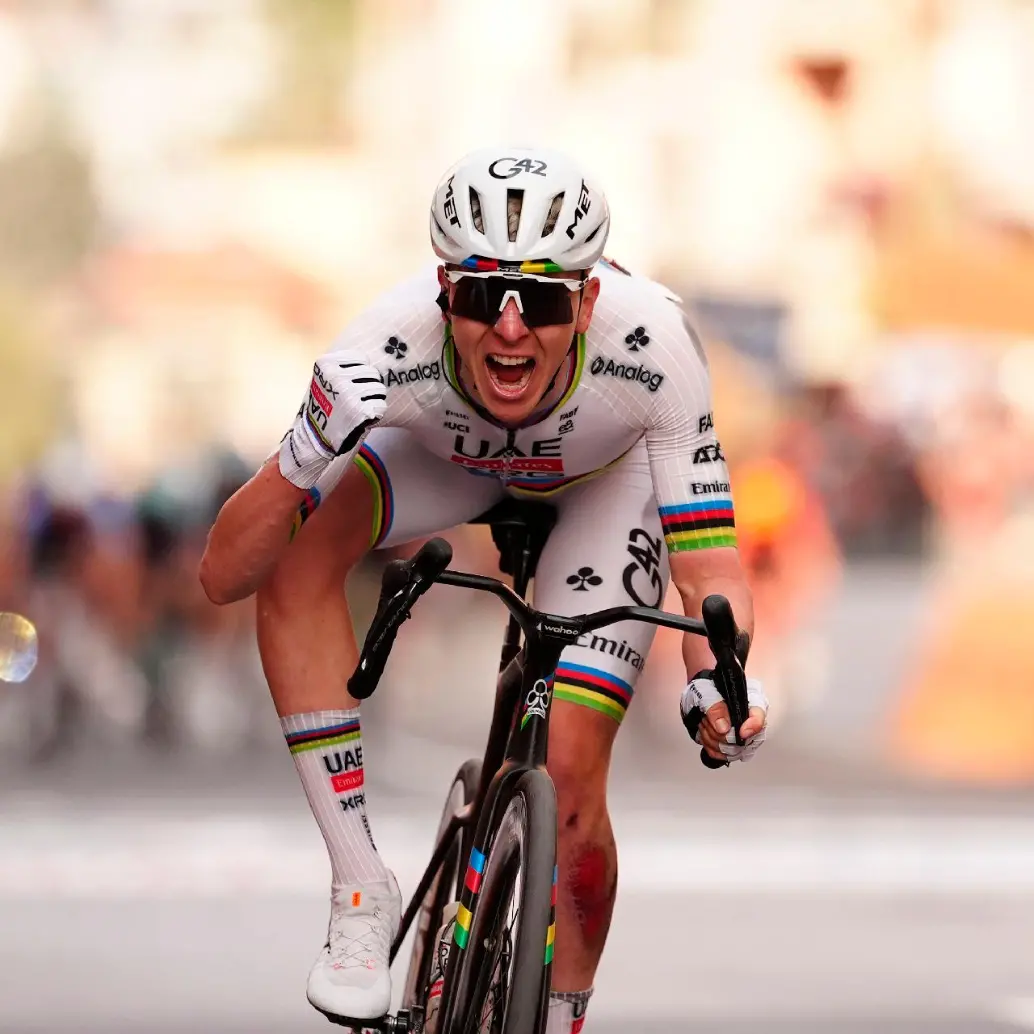 Tadej Pogacar continúa agrandando su leyenda en el ciclismo, esta vez al ganar la Milán-San Remo. FOTO 