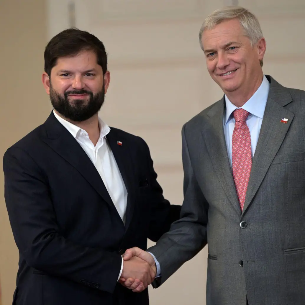 Gabriel Boric felicitó a quien será su sucesor en la Presidencia, José Antonio Kast. Foto: AFP