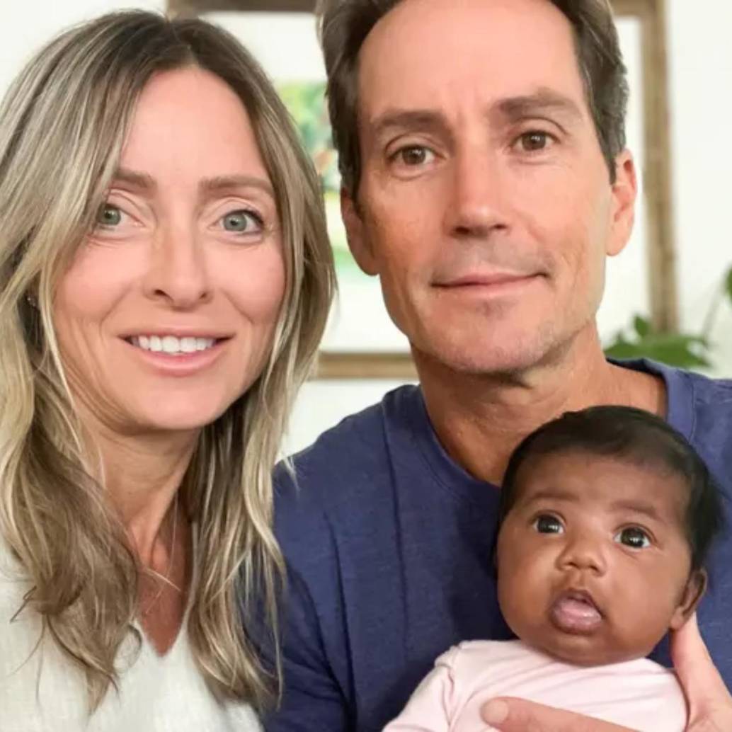 Aunque la pareja dice que es una alegría ser padres de “una niña hermosa y saludable”, espera poder conocer qué pasó con sus propios embriones congelados. FOTO: Tomada de redes sociales de Steven Mills