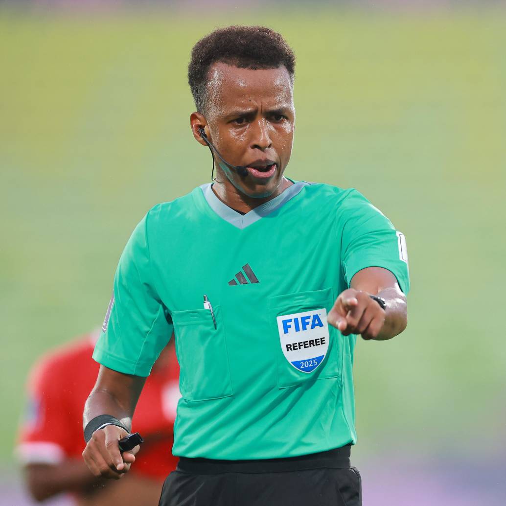 Omar Artan fue reconocido en el 2025 como el mejor árbitro de África. Foto: Getty Images