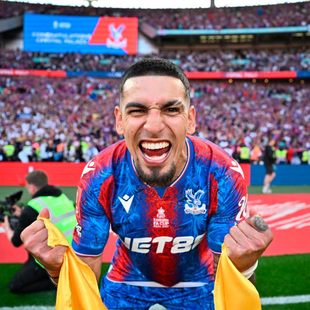 El lateral derecho colombiano Daniel Muñoz fue la gran figura del Crystal Palace en la final de la FA Cup 2025, en la que consiguió el primer título de su historia. FOTO: TOMADA DEL X DE @CPFC