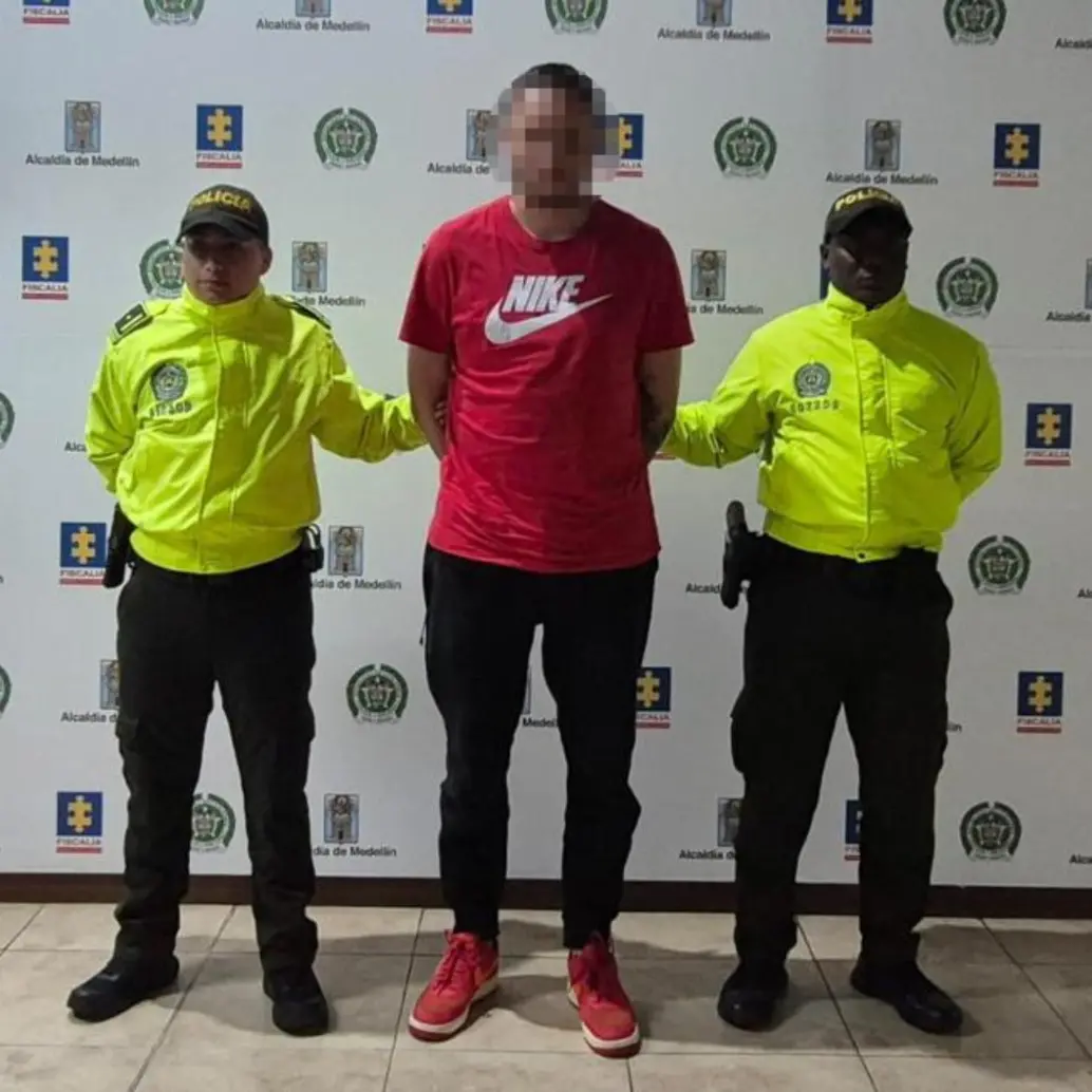 Alias Pulga, de 31 años, tras su detención por miembros de la Policía. FOTO: Cortesía