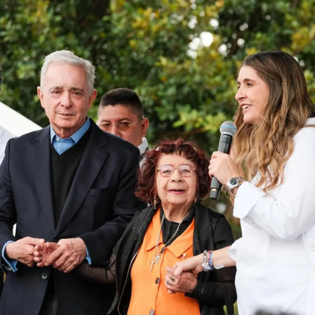 La candidata estuvo en tarima junto a Aníbal Gaviria, Álvaro Uribe y la comunidad de adultos mayores del municipio. Foto: Cortesía.